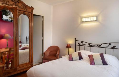 Beaumont-en-Veron Hotel | Logis Manoir De La Giraudière