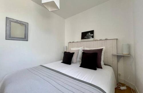 Saint-Martin-des-Entrees Apartment | Logis Saint-Martin by Melrose