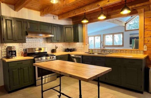 Maplecrest Cabin | Logtastic cabin in Windham with Hot Tub