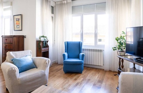 Romareda Apartment | LOIRA PALEONTOLOGO: Spacious and Unique with Charm