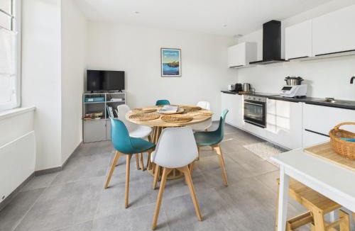 Locquirec Villa | Loki Rivoli Cottage