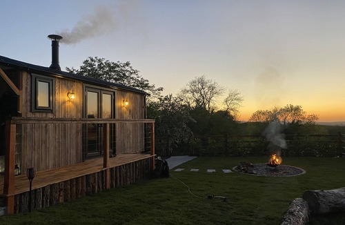Llanfair-Dyffryn-Clwyd Cabin | Loki Shepherds hut [ Graig Escapes ]