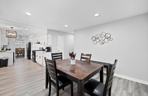 Lombard House | Lombard Rental - Central Ave