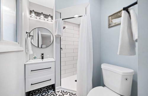 Lombard House | Lombard Rental - Central Ave