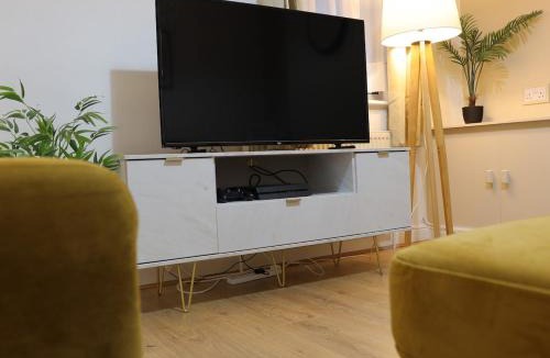 Edmonton House | London 4 Bed Contractor Base with Pool Table