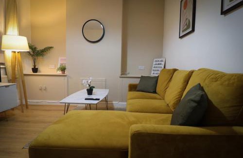 Edmonton House | London 4 Bed Contractor Base with Pool Table