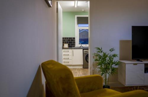 Edmonton House | London 4 Bed Contractor Base with Pool Table