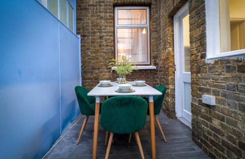 Edmonton House | London 4 Bed Contractor Base with Pool Table