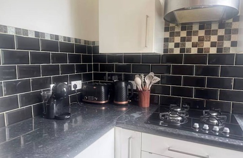 Charlton Apartment | London Charlton SE7. 2 bed flat.2 min walk to station. 20 mins London Bridge.