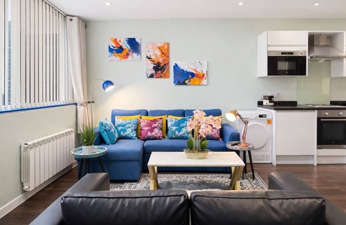 Harlington Apartment | London Heathrow Luxury Studio Flat -Fully Equipped - 1st floor No Lift
