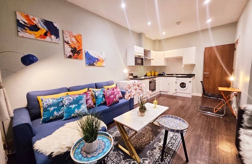 Harlington Apartment | London Heathrow Luxury Studio Flat -Fully Equipped - 1st floor No Lift