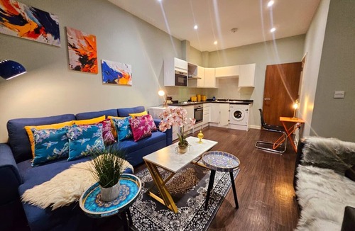 Harlington Apartment | London Heathrow Luxury Studio Flat -Fully Equipped - 1st floor No Lift