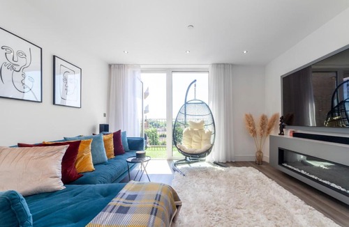 Yiewsley Apartment | London Heathrow Skyline Deluxe 2bd Condo