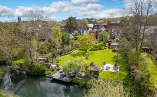 Hertingfordbury Villa | London- Large Period Town House with river front