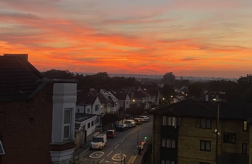 Graveney Apartment | London Luxe: Stylish studio