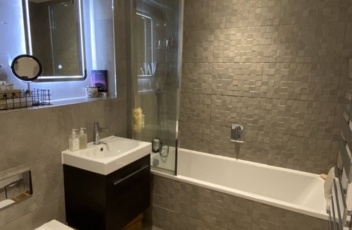 Graveney Apartment | London Luxe: Stylish studio