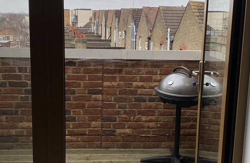 Graveney Apartment | London Luxe: Stylish studio