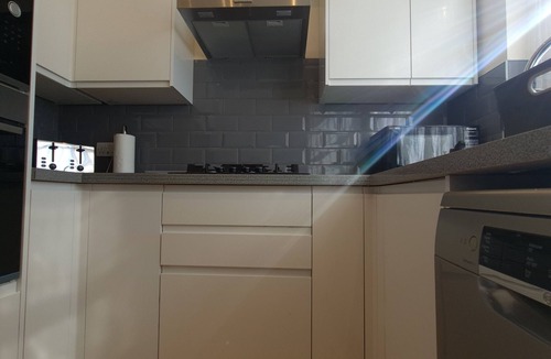 Clayhall Apartment | London Luxury 3 Bedroom Apartment 1 min from Redbridge Tube Station