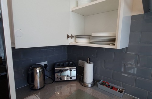 Clayhall Apartment | London Luxury 3 Bedroom Apartment 1 min from Redbridge Tube Station