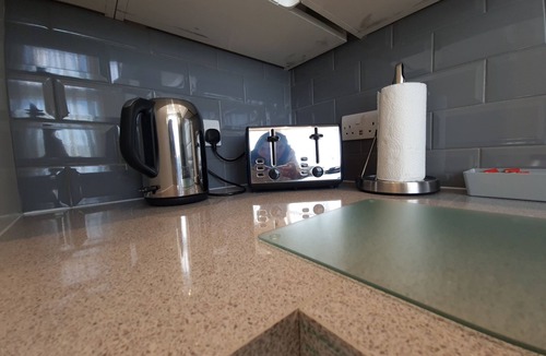 Clayhall Apartment | London Luxury 3 Bedroom Apartment 1 min from Redbridge Tube Station