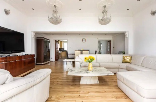 Coombe Hill House | London Stylish 3BR house