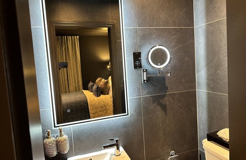 Haggerston Apartment | London Studio Flat, Double Bed, En-suite Bathroom & Kitchenette.