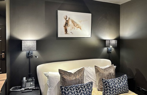 Haggerston Apartment | London Studio Flat, Double Bed, En-suite Bathroom & Kitchenette.