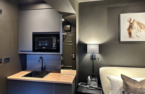 Haggerston Apartment | London Studio Flat, Double Bed, En-suite Bathroom & Kitchenette.