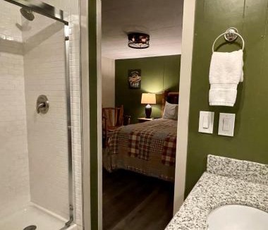 Cougar Resort | Lone Fir Resort