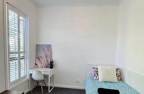 Horsham House | Lone Pine Horsham - pet friendly