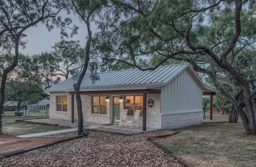 Fredericksburg Cabin | Lone Star Cabin No. 6