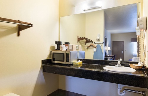 Victoria Hotel | Lone Star Inn & Suites