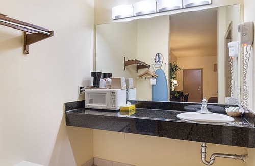 Victoria Hotel | Lone Star Inn & Suites