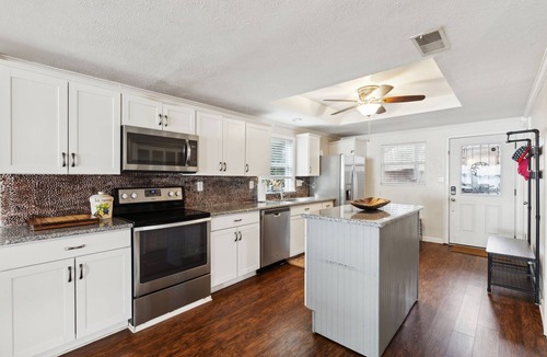 Gun Barrel City House | Lone Star Lake Cottage, SUNSET VIEWS, NEW deck/boat dock/putting green