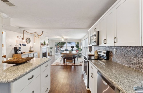Gun Barrel City House | Lone Star Lake Cottage, SUNSET VIEWS, NEW deck/boat dock/putting green