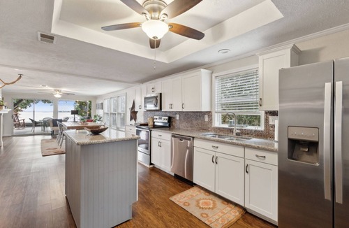 Gun Barrel City House | Lone Star Lake Cottage, SUNSET VIEWS, NEW deck/boat dock/putting green