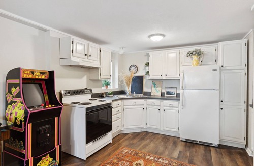 Gun Barrel City House | Lone Star Lake Cottage, SUNSET VIEWS, NEW deck/boat dock/putting green