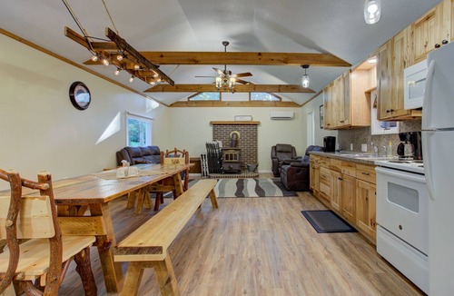 Laurelton Cabin | Lone Star Lodge+God's Creation