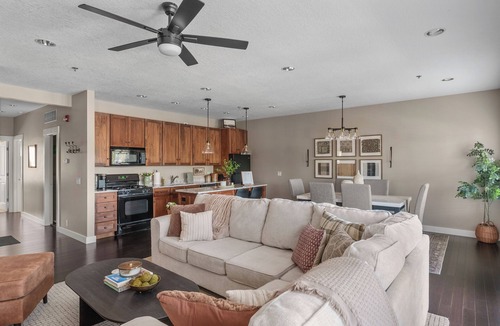 Le Claire Condo | Lone Star Loft on the Mississippi River!