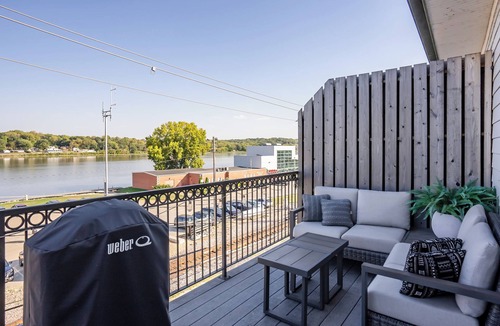 Le Claire Condo | Lone Star Loft on the Mississippi River!