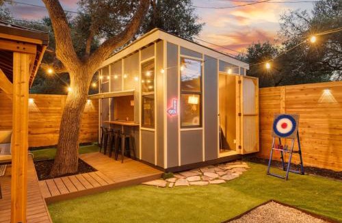 Round Rock House | Lone Star Luxe - Heated Pool - Game room - Mini-Golf & Bar