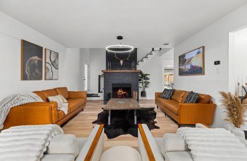 Round Rock House | Lone Star Luxe - Heated Pool - Game room - Mini-Golf & Bar