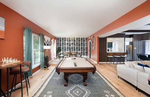 Vance Jackson House | Lone Star Luxe: Pool, Indoor Slide & Sport Court!