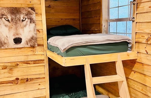 Livingston House | Lone Wolf Lodge Cabin Rental