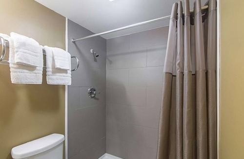 Sherman Hotel | LoneStar Inn & Suites
