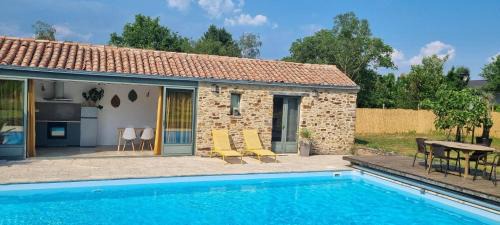 Coueron House | Longère avec piscine