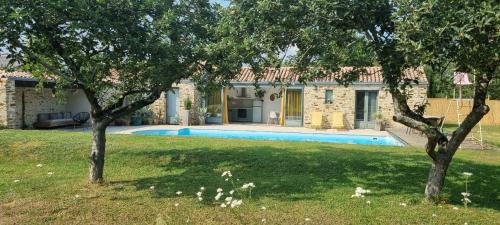 Coueron House | Longère avec piscine