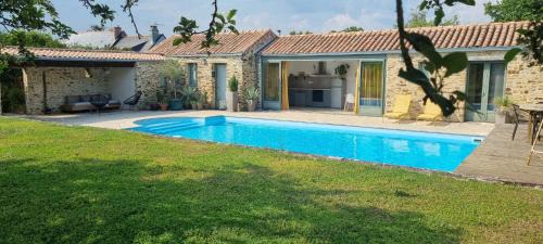 Coueron House | Longère avec piscine