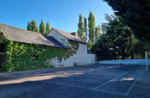 Saint-Maugan House | Longère indépendante avec terrain de tennis privé