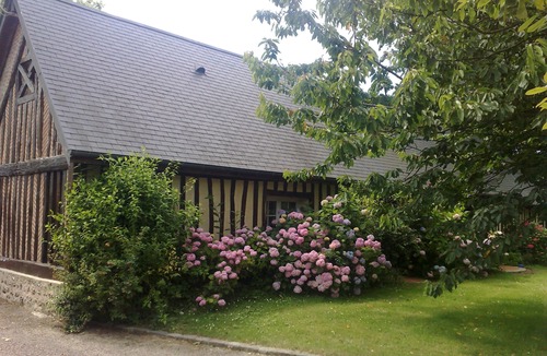 Sausseuzemare-en-Caux Cottage | Longère (traditional long house) in Pays de Caux on wooded grounds